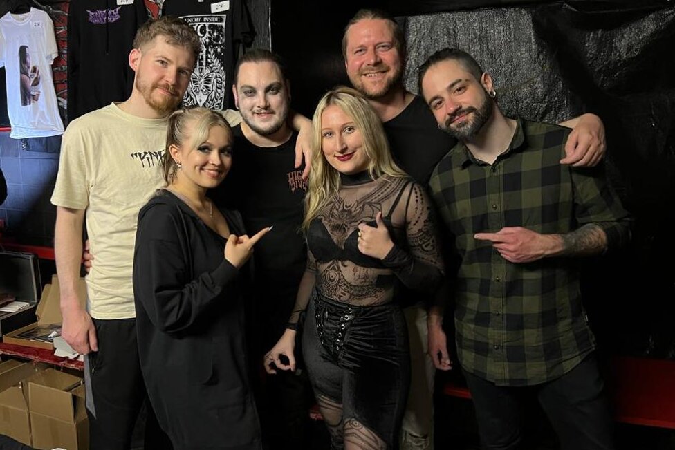 Enemy Inside haben am 16. April ein Konzert im Hellraiser Leipzig gespielt und Blick-Redakteurin Anika hat die Band zum Interview getroffen.