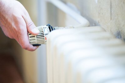 Energiekosten sparen: 3 Tipps zum Heizen für kalte Tage - Die Stufen eins bis fünf auf dem Heizkörper-Thermostat entsprechen der Zieltemperatur im Raum, nicht der Aufwärmgeschwindigkeit.