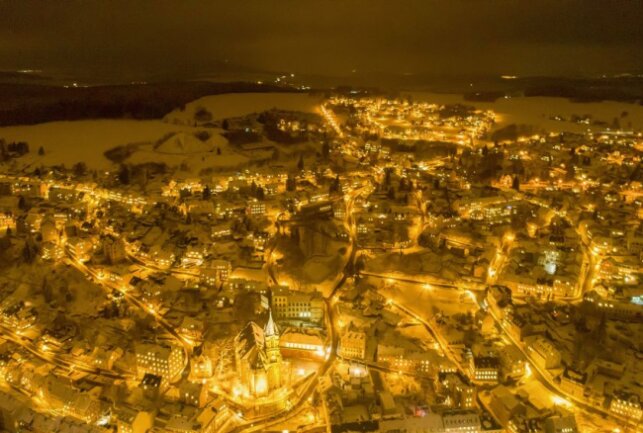 Energiekrise: Bleibt das Erzgebirge im Advent dunkel? - Blick auf das Stadtteil Buchholz. Foto: Daniel Unger/Archiv