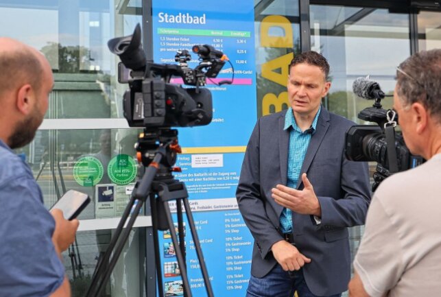 Plauens Bäder-Chef Ronny Adler stellte sich den Fragen der Kamera-Teams. Foto: Thomas Voigt