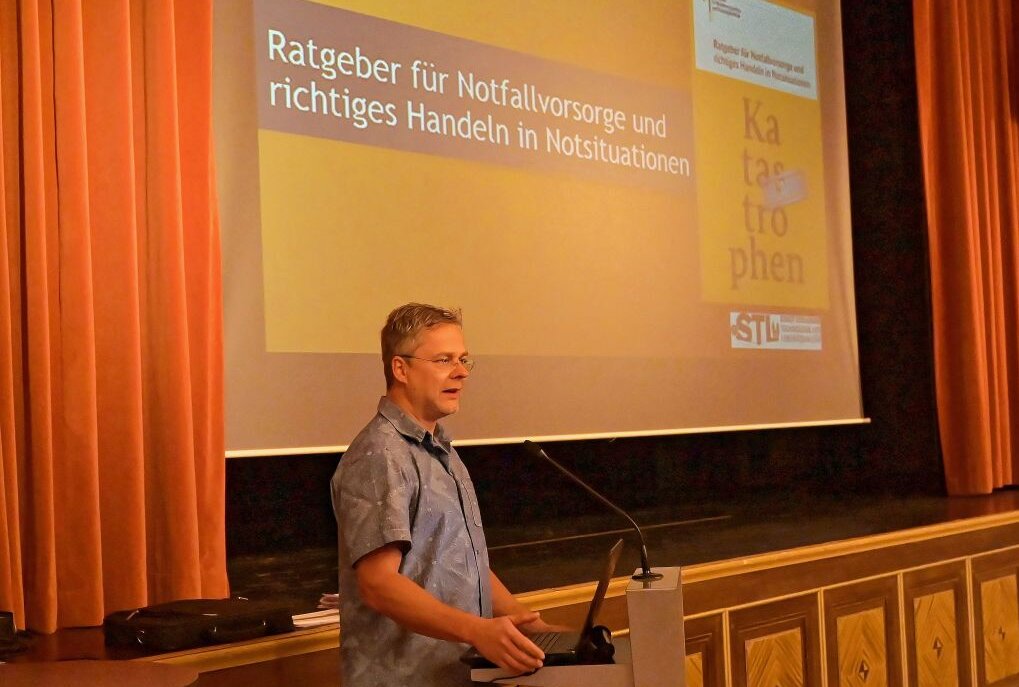 Oberbürgermeister Marcel Schmidt bei der Info-Veranstaltung zur Katastrophen-Vorsorge im Bürgergarten in Stollberg. Foto: Ralf Wendland