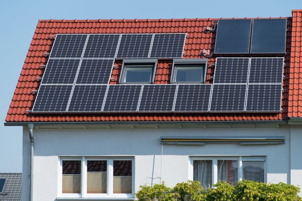 Energieverbrauch senken mit: Solarthermie oder Photovoltaik - Auch kombinierbar: Solarthermie- und Photovoltaikzellen auf einem Dach.
