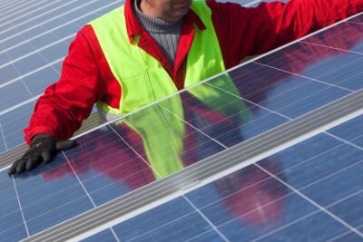 Energieverbrauch senken mit: Solarthermie oder Photovoltaik - Die Module einer Photovoltaik-Anlage erzeugen Strom aus Sonnenenergie.