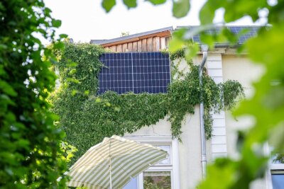 Energieverbrauch senken mit: Solarthermie oder Photovoltaik - Kleine Solaranlagen für die Stromproduktion können auch am Balkon hängen.
