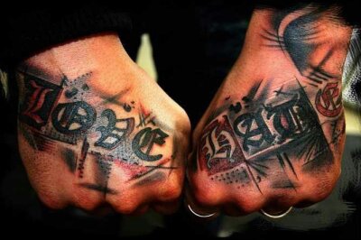 Enrico (36) aus Hartha: Tattoos, Unternehmergeist und eigene Mode - Auch die Hände taten besonders weh: Love and Hate ist darauf geschrieben. 