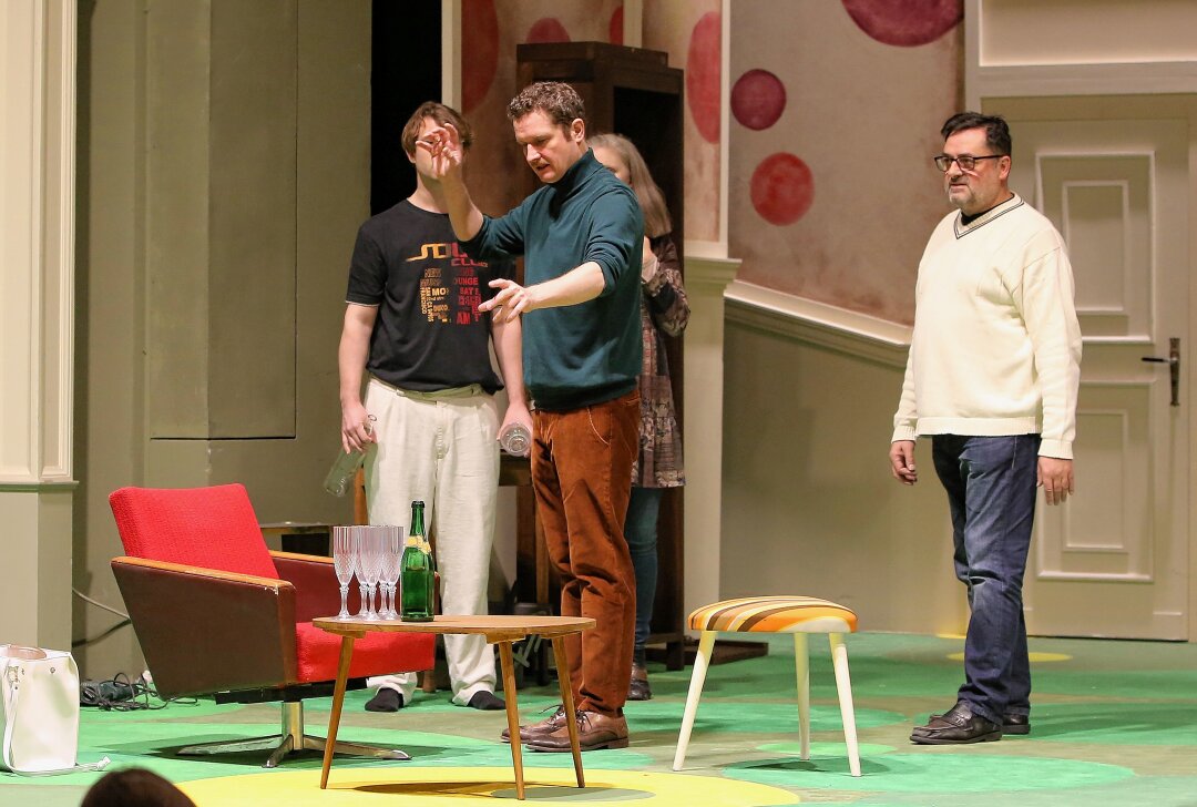 Ensemble hat Spaß an Komödie - Regisseur Felix Metzner (Mitte) bei der Probe. Foto: Katja Lippmann-Wagner