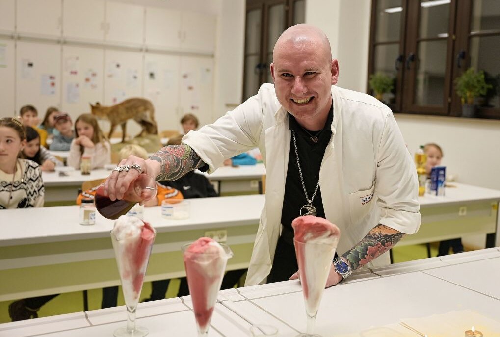 Entdeckerabend für junge Forscher - Maik Neubert, Lehrer für Biologie und Ethik hat Schweineblut-Eis hergestellt.Foto: Ralf Wendland