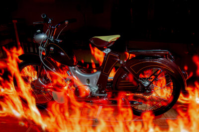 Moped steht im Feuer.
