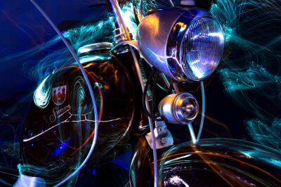 Ein Motorad umspielt mit Farben der Lichtmalerei.