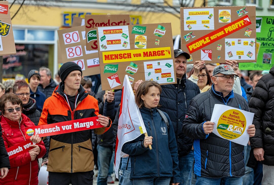 Entlassungswelle im Auerbacher Knorr-Tütensuppenwerk - Die Mitarbeiter demonstrieren gegen die geplanten Entlassungen. Foto: Thomas Voigt