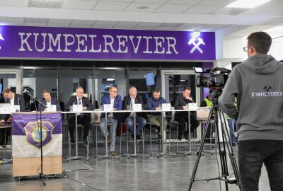 Entscheidung: FC Erzgebirge Aue erhöht Mitgliedsbeiträge deutlich - Ein Blick ins Präsidium der Mitgliederversammlung. Foto: Katja Lippmann-Wagner