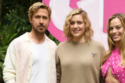 "Enttäuscht wäre eine Untertreibung": Ryan Gosling reagiert auf Oscar-Nominierungen - "Barbie"-Star Ryan Gosling ist für einen Oscar nominiert und ärgert sich, dass Regisseurin Greta Gerwig (Mitte) und Hauptdarstellerin Margot Robbie leer ausgingen.