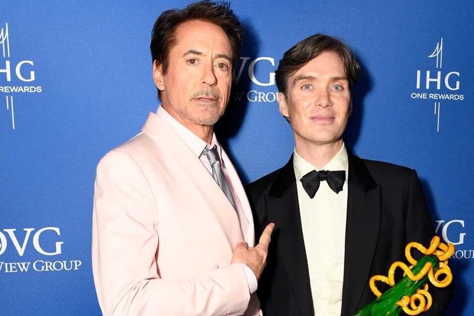 "Er ist eine Anomalie": Robert Downey Jr. huldigt "Oppenheimer"-Kollege Cillian Murphy - Robert Downey Jr. (links) und Cillian Murphy standen gemeinsam für den erfolgreichen Thriller "Oppenheimer" vor der Kamera.