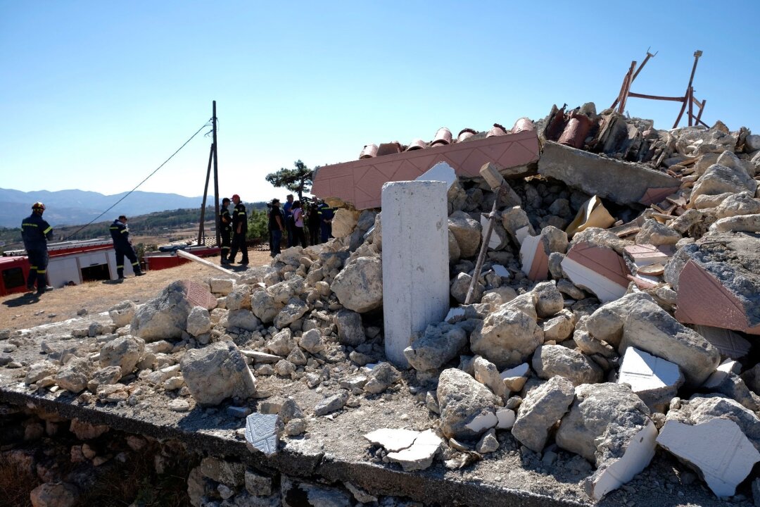 Erdbeben, Tsunami: Griechenland übt den Ernstfall - Eine zerstörte griechisch-orthodoxe  Kirche nach dem Erdbeben im September 2021 im Süden der Insel Kreta.