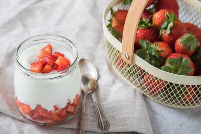Erdbeeren selber pflücken: So gelingt das Familien-Erlebnis - Erdbeeren machen aus Quark und Joghurt ein sommerliches Dessert.