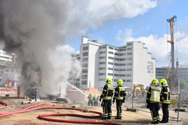 Erdbohrer geht in Flammen auf - Brand im Zentrum Chemnitz.