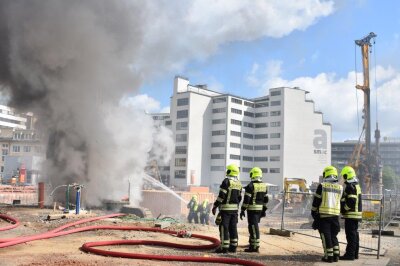 Erdbohrer geht in Flammen auf - Brand im Zentrum Chemnitz.
