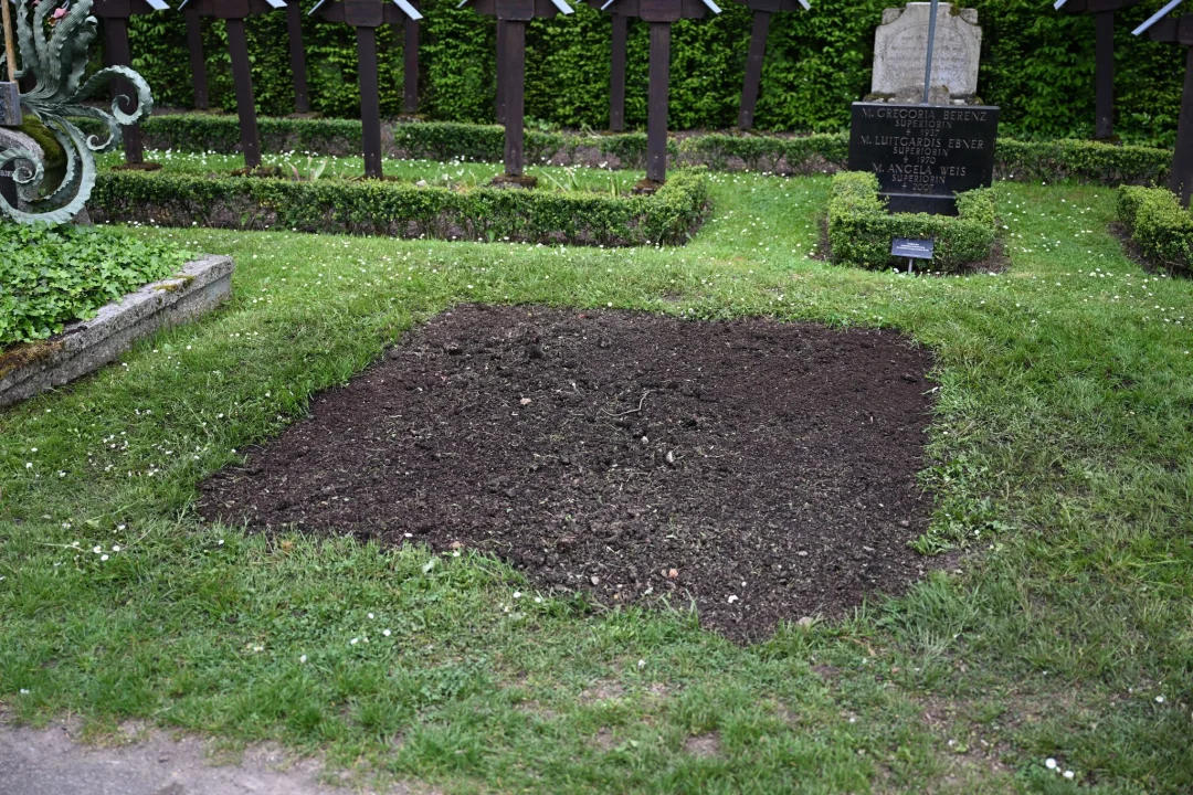 Erde an Schäubles Grab ausgehoben – Staatsschutz ermittelt - An der Grabstätte des früheren Bundestagspräsidenten Wolfgang Schäuble, ist das Kreuz mit seinem Namen nicht mehr zu sehen.