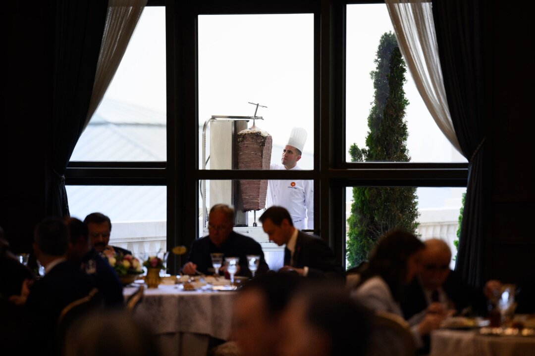 Erdogan serviert beim Mittagessen für Steinmeier Döner - Ein Koch bereitet auf einer Terrasse des Präsidialpalasts Dönerfleisch vom Spieß zu.