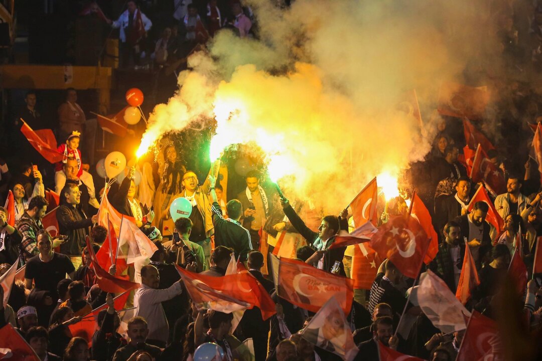 Erdogans Partei verliert bei Wahl in Istanbul - Anhänger der Mitte-Links-Partei CHP feiern vor dem Rathaus in der türkischen Hauptstadt Ankara.