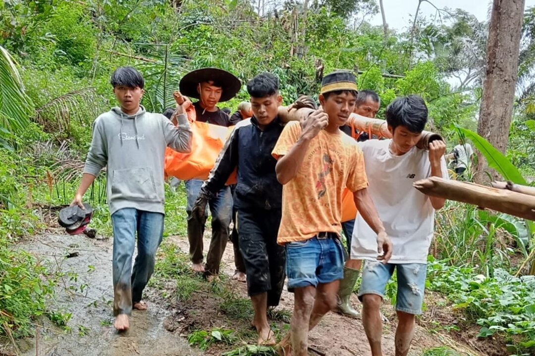Erdrutsche nach Starkregen: Mindestens 14 Tote in Indonesien - Ein Opfer wird geborgen: Bei Erdrutschen auf der indonesischen Insel Sulawesi sind mehrere Menschen ums Leben gekommen.