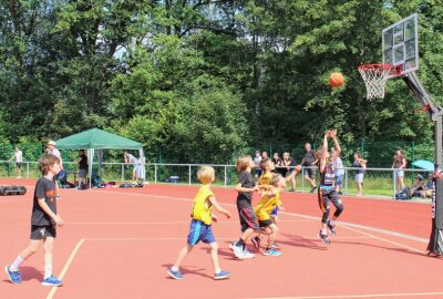 Erfahrungen auf dem Spielfeld sammeln - Zum Ferienbeginn haben sich die Jüngsten miteinander beim Basketball gemessen. Foto: Annett Büchner