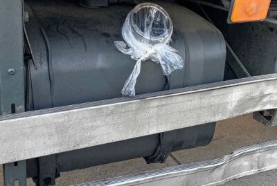 Erfindergeist kennt keine Grenzen: Ein Pappbecher als Tankdeckel - Die beiden Tanks des Fahrzeugs waren behelfsmäßig mit einem Pappbecher sowie Frischhaltefolie verschlossen. Foto: Polizei