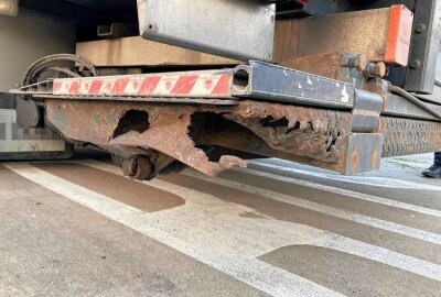 Erfindergeist kennt keine Grenzen: Ein Pappbecher als Tankdeckel - Die Ladebordwand des Lkw war durchrostet. Foto: Polizei