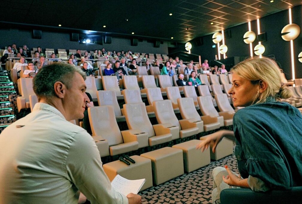Erfolgreiche Premiere im Filmpalast Astoria Zwickau mit prominentem Besuch - Mike Riemenschneider im Gespräch mit Julia Becker. Foto: Thiele