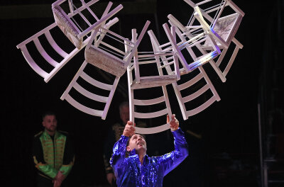 Erfolgreiche Premiere im Weihnachtszirkus am Plauen Park - Balanceakt: Tino Renz balanciert scheinbar mühelos Stühle, Bänke und Leitern  auf seinem "Stahlkinn".  Foto: Thomas Voigt 
