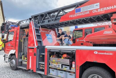 Erfolgreiche Spendenaktion der Olbernhauer Feuerwehr - Malte und Fynn eroberten das Feuerwehrauto. Foto: Ilka Ruck