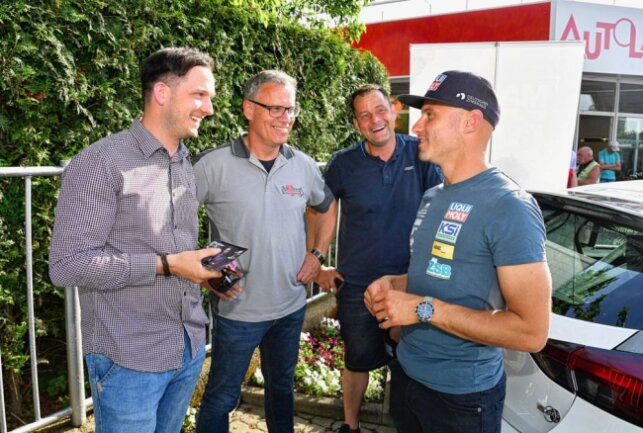 Die Rallye-Fahrer Sepp Wiegand, Ruben Zeltner, Mirko Tautenhahn und Julius Tannert (v. l. n. r.) im Gespräch. Foto: Thorsten Horn