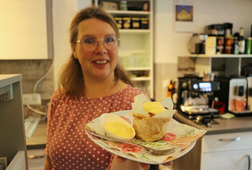 Alles dreht sich den Apfel: Apfelschlupfer mit Vanillesoße zeigt Manuela Spörl in ihrem Kreativcafé. Foto: Simone Zeh