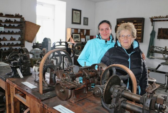 Erinnerungen an der einstigen deutsch-deutschen Grenze - Erstmalig in der alten Schusterfabrik waren Michelle Dorst (links) und Hannelore Hohenwald aus Rothenacker. Foto: Simone Zeh