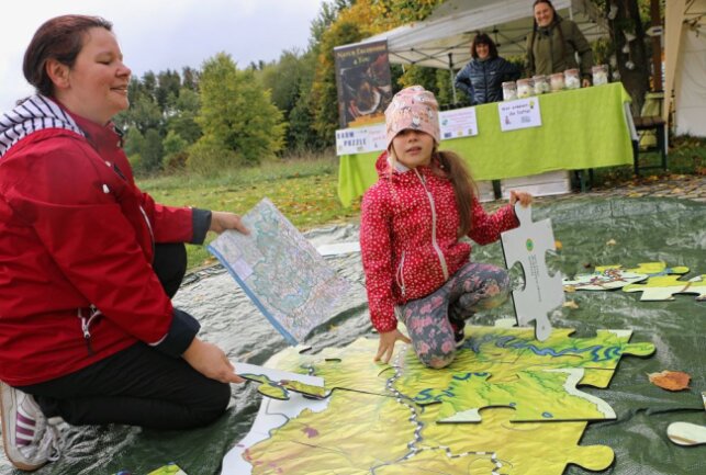 Erinnerungen an der einstigen deutsch-deutschen Grenze - Beim Naturpark-Puzzle hatten Elisabeth Oertel und Tochter Phoebe viel Spaß. Foto: Simone Zeh