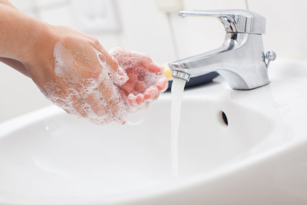 Erkältungszeit: 3 Regeln für gründliches Händewaschen - Nicht nur sauber, sondern rein: Deshalb beim Händewaschen auch an die Fingerspitzen und -zwischenräume denken.