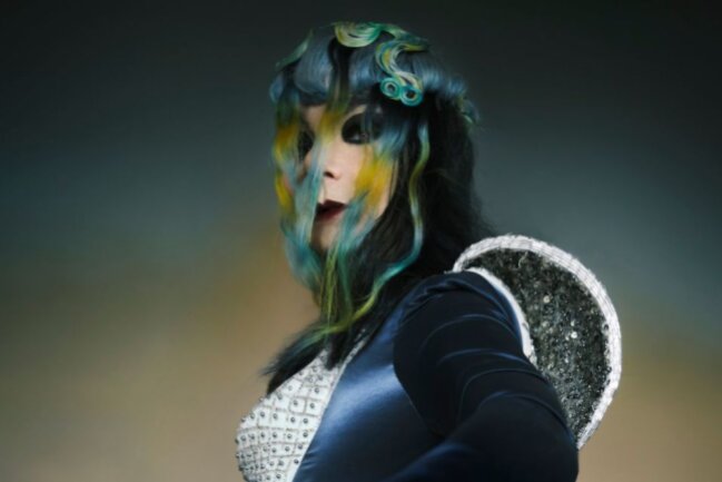 Erkennen Sie diese berühmte Pop-Diva? - Björk mit Pilzgeflecht im Gesicht? Ihr neues Werk "Fossora" bezeichnet die Künstlerin selbst als "Pilz-Album".
