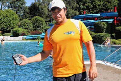 Erlebnisbad in Oederan wird weiter saniert - Lars Meike arbeiet als Schwimmmeister in der Einrichtung. Foto: Knut Berger