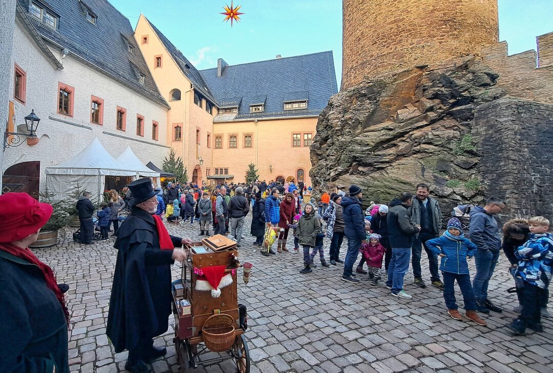 Erlebniswoche auf der Burg Scharfenstein sorgt für großen Andrang - Das Warten im Burghof wird unter anderem durch Musik und leckere Verpflegung versüßt. Foto: Andreas Bauer