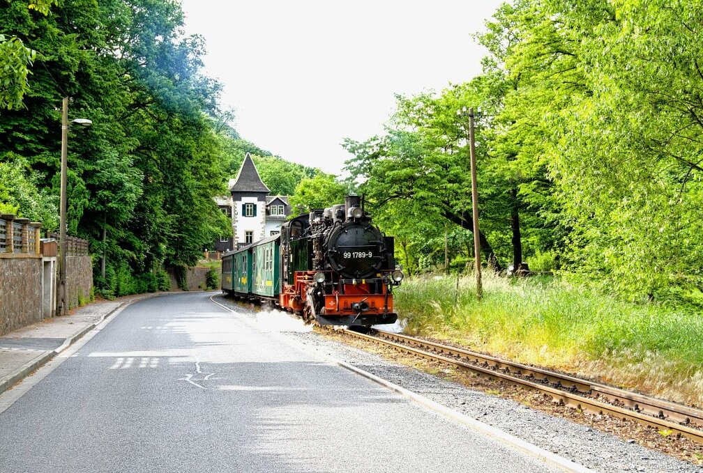 Mit dem Schmalspur-Dampfzug geht es durch den Lößnitzgrund. Foto: privat