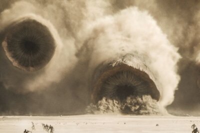 Erlösung oder Unheil? - Spektakuläre Bilder liefern vor allem die gigantischen, in der Wüste lebenden Sandwürmer, die von Geräuschen angelockt werden.