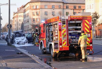 Ermittlung wegen Brandstiftung: Mehrere Fahrzeuge brennen in Dresden - Auf der Erfurter Straße kam es heute zu drei Fahrzeugbränden. Foto: Roland Halkasch