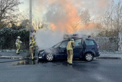 Ermittlung wegen Brandstiftung: Mehrere Fahrzeuge brennen in Dresden - Auf der Erfurter Straße kam es heute zu drei Fahrzeugbränden. Foto: Roland Halkasch