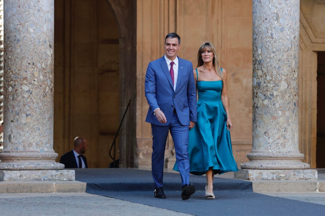 Ermittlungen gegen Ehefrau: Sánchez erwägt Rücktritt - Spaniens Regierungschef Pedro Sanchez zusammen mit seiner Ehefrau Begona Gomez beim Gipfeltreffen der Europäischen Politischen Gemeinschaft in der Alhambra in Granada.