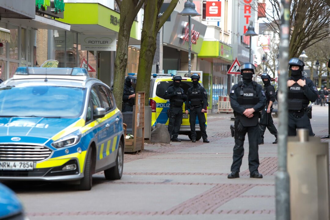 Ermittlungen nach Bombendrohung - Tatverdächtiger in Klinik - Die Polizei ermittelt nach der Bombendrohung in Bochum.