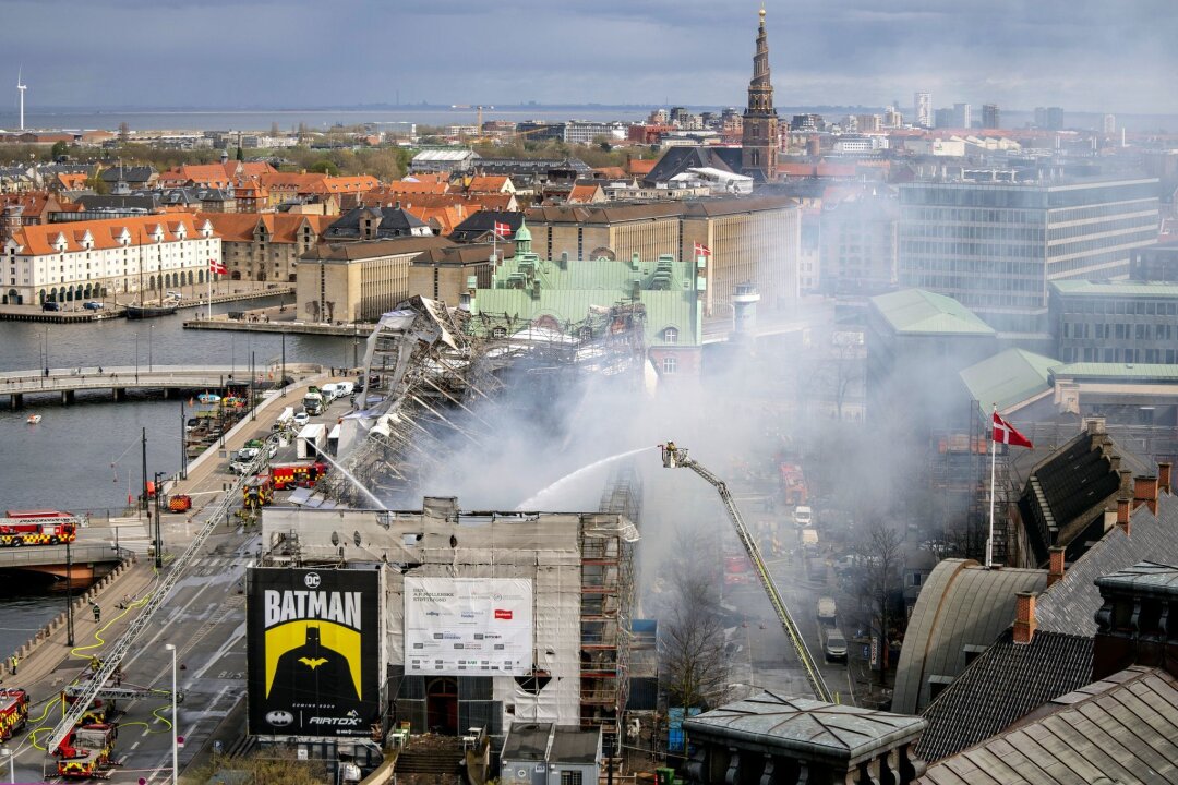 Ermittlungen nach Brand in Kopenhagens historischer Börse - Ein Feuer brach in einem der ältesten Gebäude Kopenhagens aus.