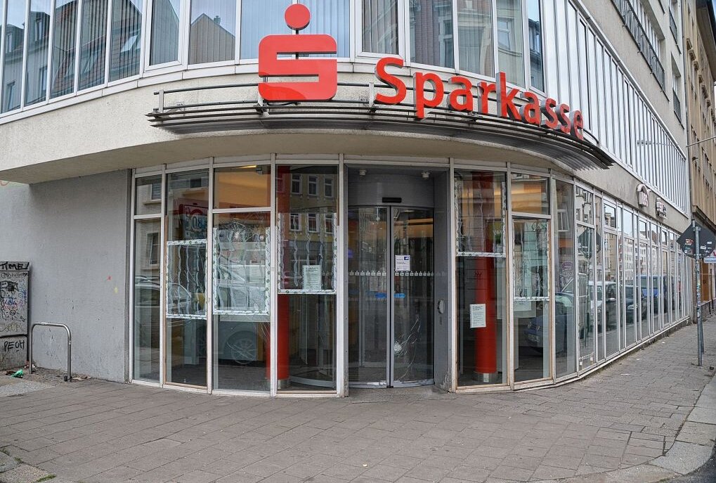 Erneut Bankfiliale in Leipzig mit Steinen beworfen - Die Sparkassenfiliale in der Ungerstraße ist am Samstagabend bereits attackiert worden. Foto: Anke Brod