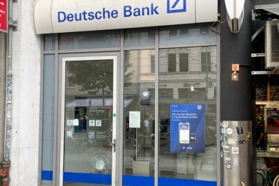 Erneut Bankfiliale in Leipzig mit Steinen beworfen - Regelmäßig kommt es in Leipzig zu Attacken gegen Bankfilialen. Foto: Daniel Unger 