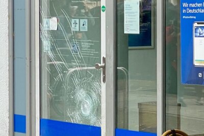 Erneut Bankfiliale in Leipzig mit Steinen beworfen - Regelmäßig kommt es in Leipzig zu Attacken gegen Bankfilialen. Foto: Daniel Unger 