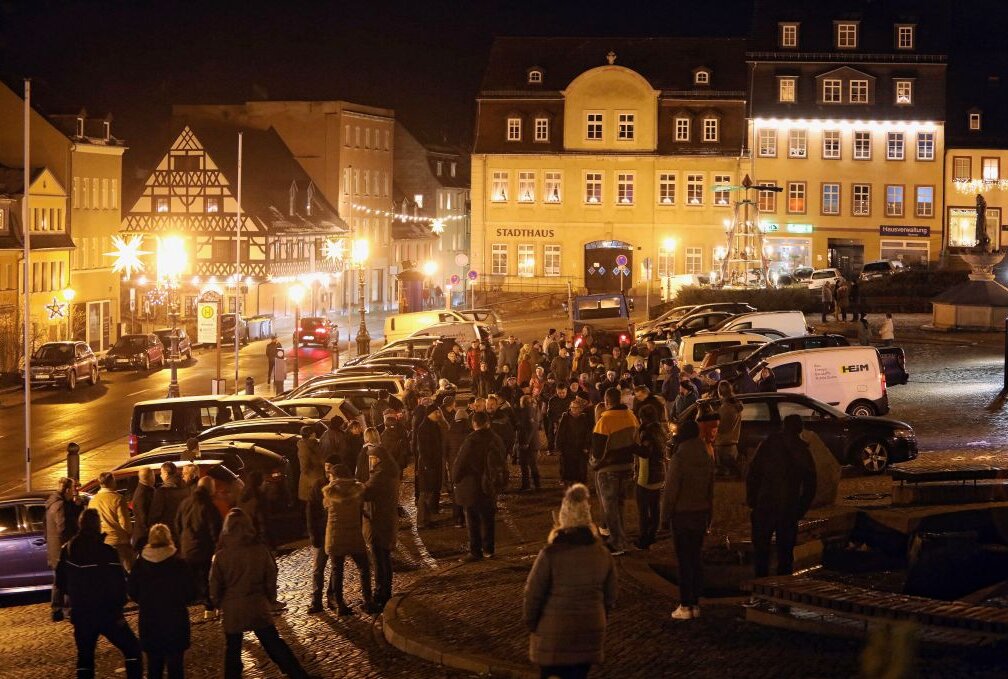 In Hohenstein-Ernstthal sammelten sich die Protestanten auf dem Altmarkt. Foto: Andreas Kretschel